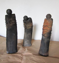 "Miteinander ?", 3 Figuren, Keramik, Holzbrand - AhRTIST Bernadette Heeb-Klöckner